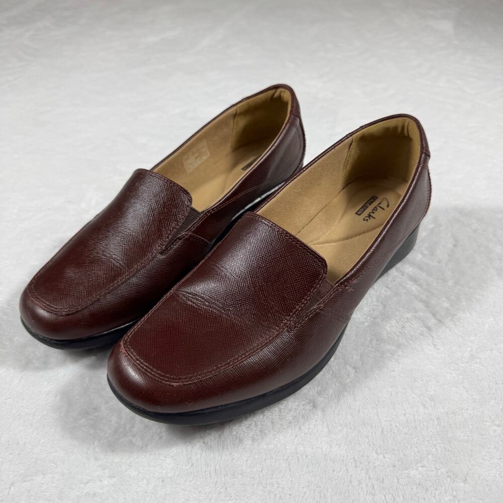 Clarks Comfort Slip-On Leather Loafers Womens 9.5M Burgundy Textured Rubber Sole